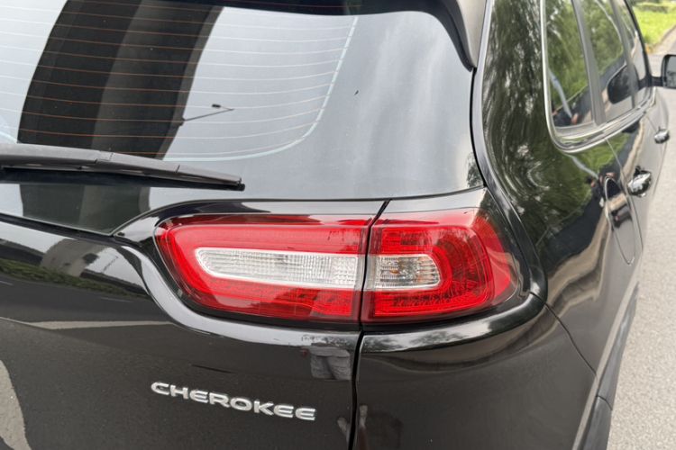 Used Jeep Cherokee 2017 2.4L Leading Smart Edition Exterior 4