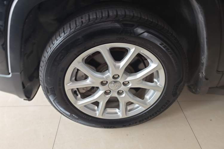 Used Jeep Cherokee 2017 2.0L Superior Edition Exterior 4