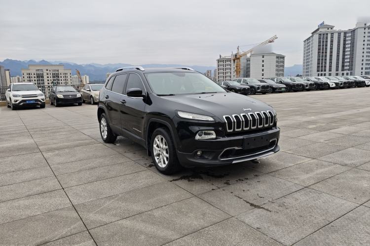 Used Jeep Cherokee 2017 2.0L Superior Edition Exterior 4