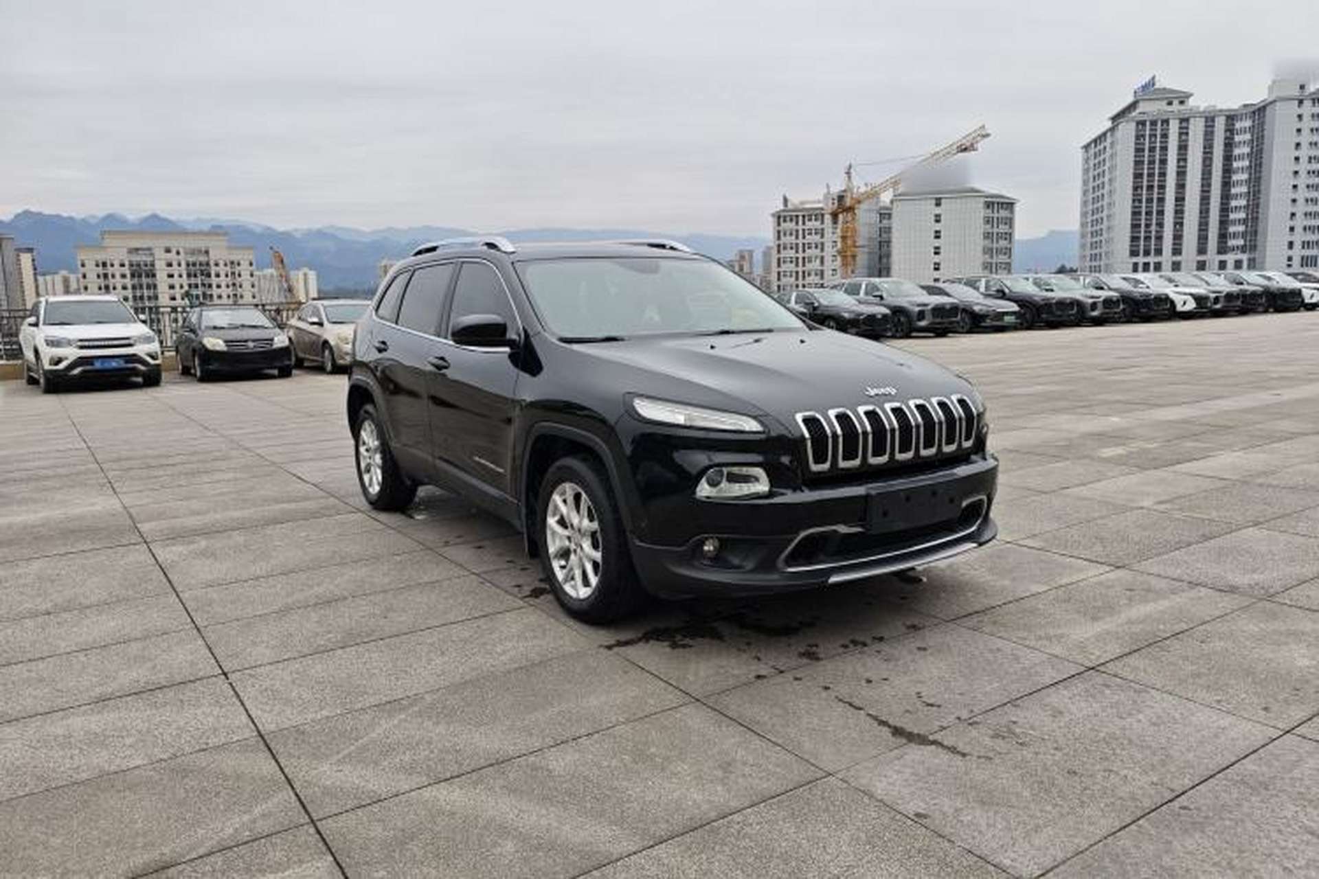 Used Jeep Cherokee 2017 2.0L Superior Edition Exterior 4