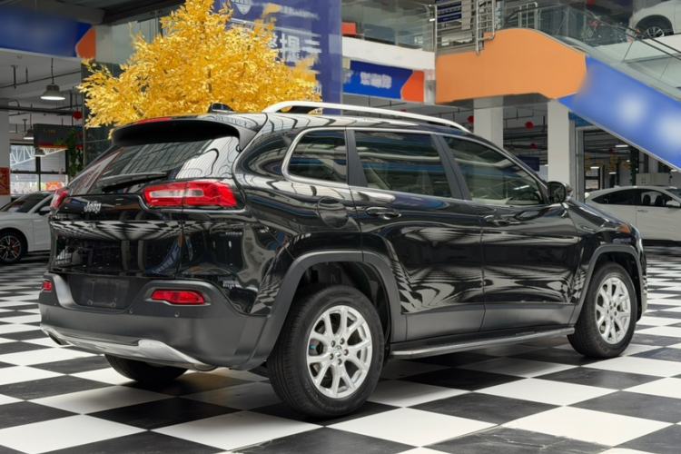 Used Jeep Cherokee 2017 2.0L Superior Edition Exterior 4