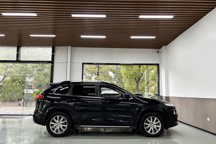 Used Jeep Cherokee 2017 2.4L Superior Edition Exterior 5