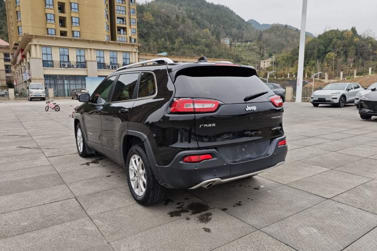 Used Jeep Cherokee 2017 2.0L Superior Edition Exterior 5