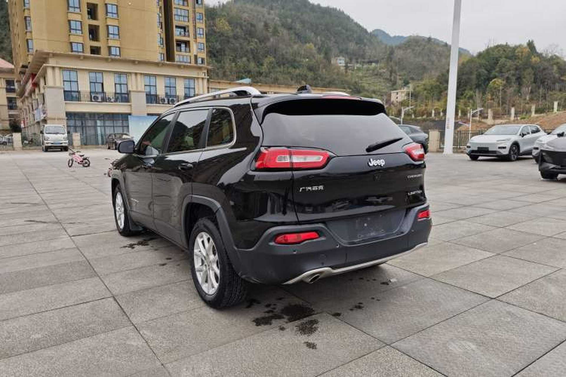 Used Jeep Cherokee 2017 2.0L Superior Edition Exterior 5