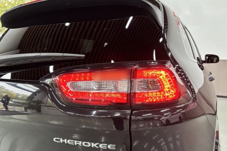 Used Jeep Cherokee 2017 2.4L Superior Edition Exterior 6