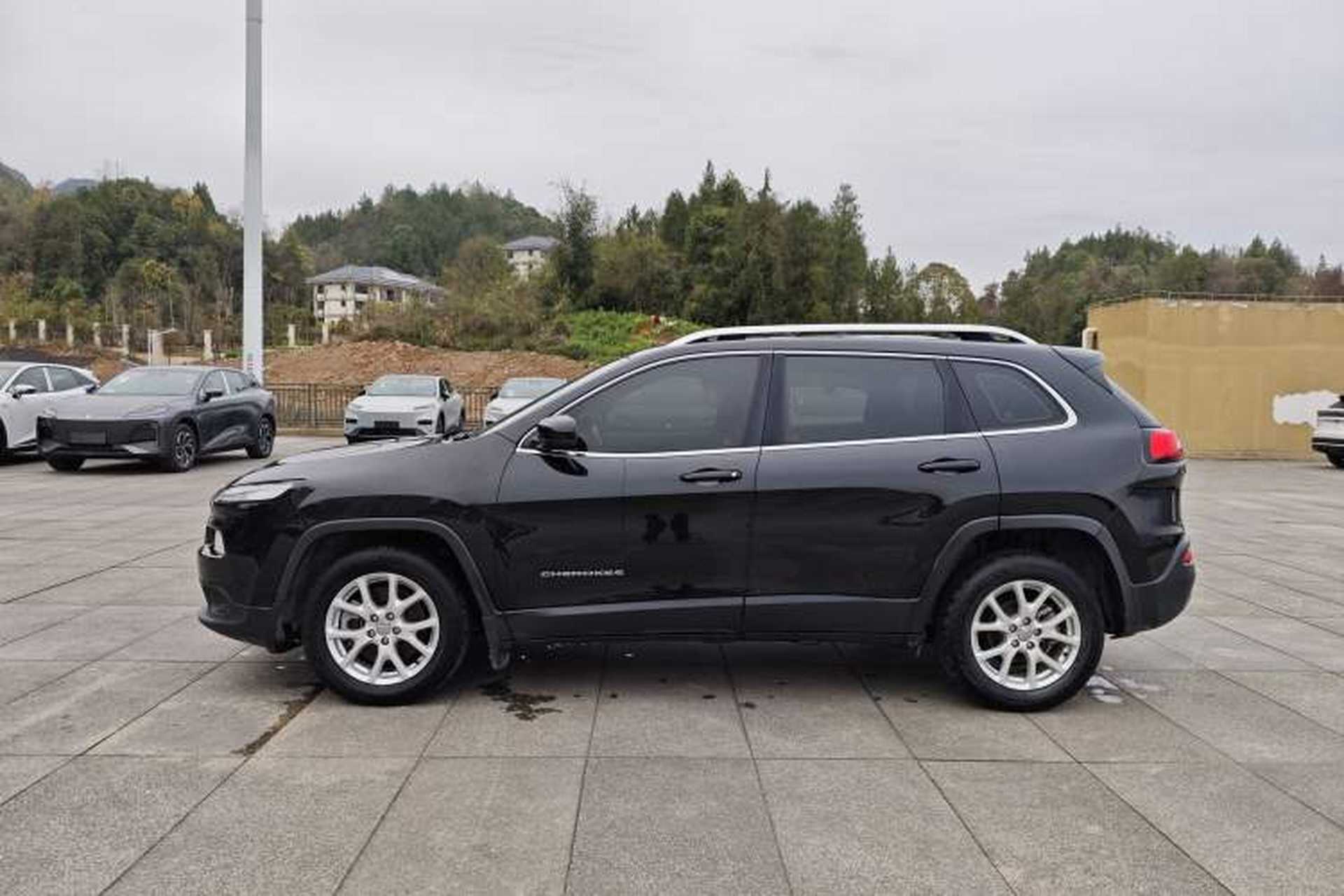 Used Jeep Cherokee 2017 2.0L Superior Edition Exterior 6