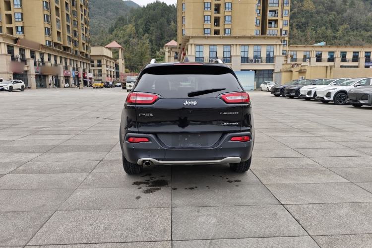 Used Jeep Cherokee 2017 2.0L Superior Edition Exterior 7