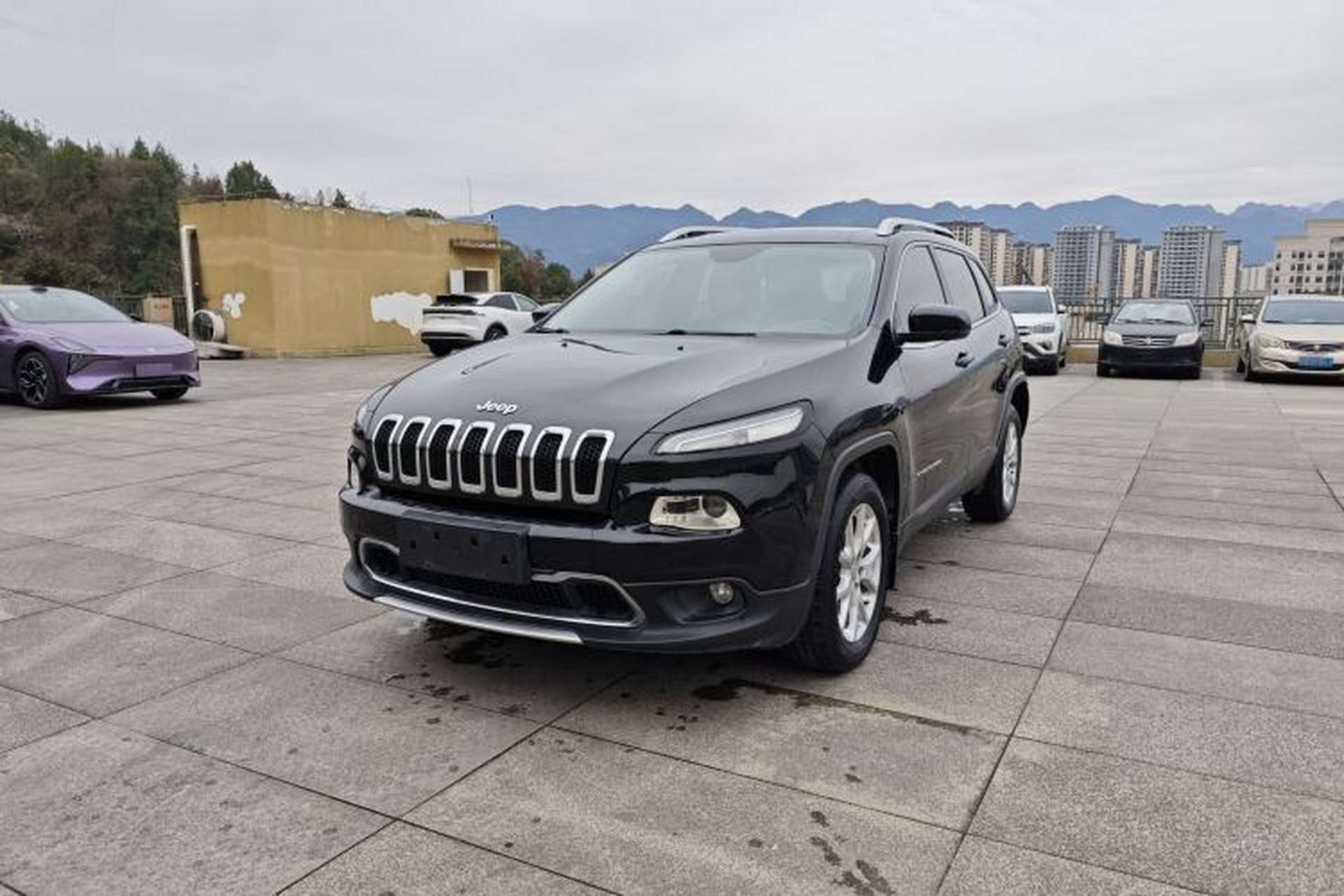 Used Jeep Cherokee 2017 2.0L Superior Edition Front Left 45 Deg