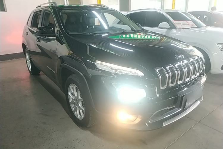 Used Jeep Cherokee 2017 2.0L Superior Edition Front Right 45 Deg