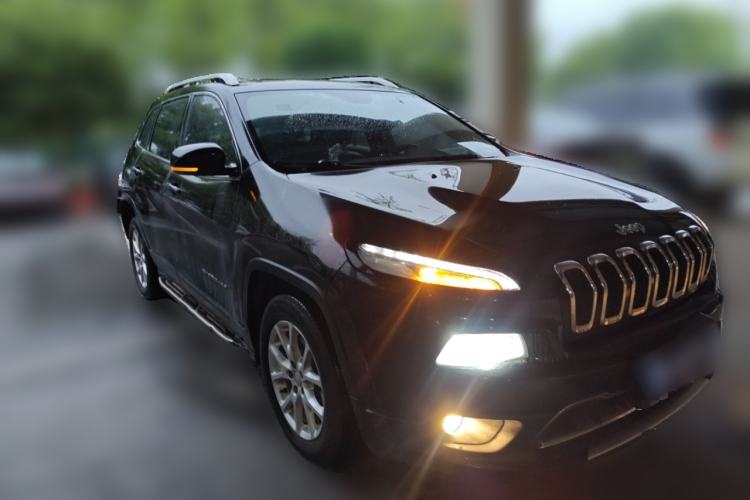 Used Jeep Cherokee 2017 2.0L Superior Edition Front Right 45 Deg