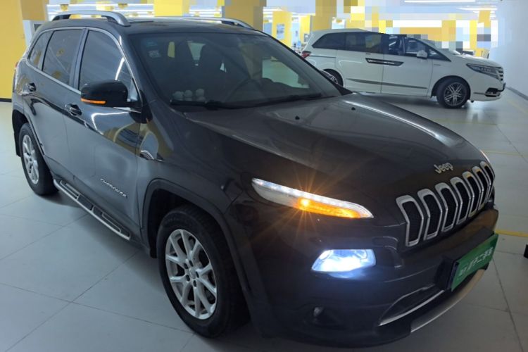 Used Jeep Cherokee 2017 2.0L Superior Edition Front Right 45 Deg