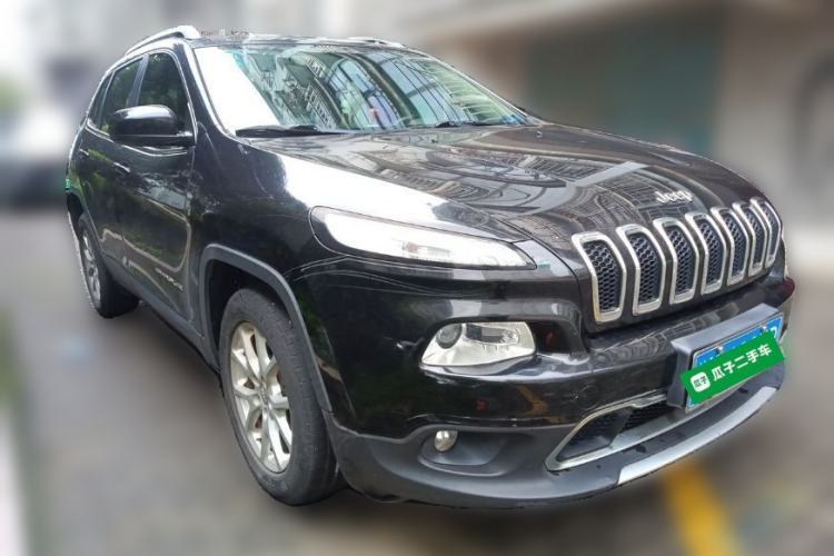 Used Jeep Cherokee 2017 2.0L Superior Edition Front Right 45 Deg