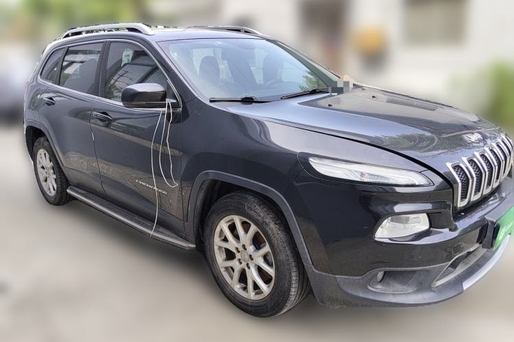 Used Jeep Cherokee 2017 2.0L Superior Edition Front Right 45 Deg