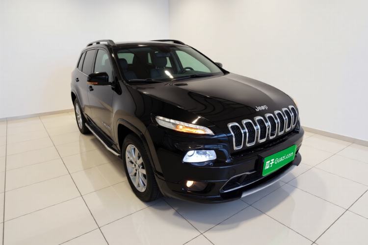 Used Jeep Cherokee 2017 2.4L Professional Edition Front Right 45 Deg