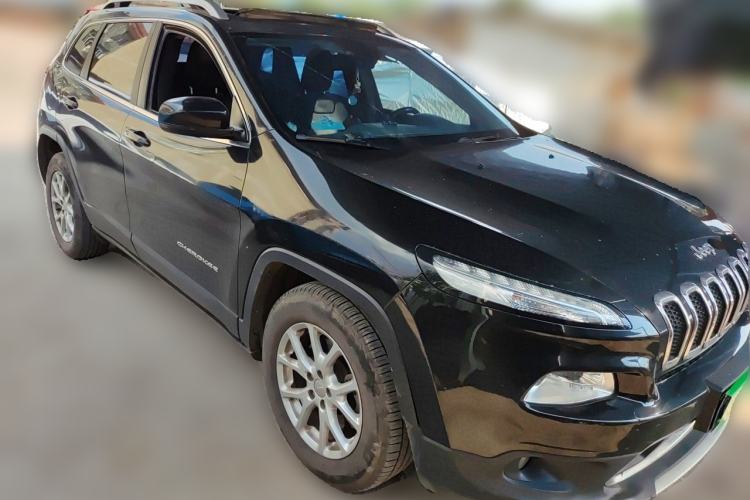 Used Jeep Cherokee 2017 2.0L Superior Edition Front Right 45 Deg