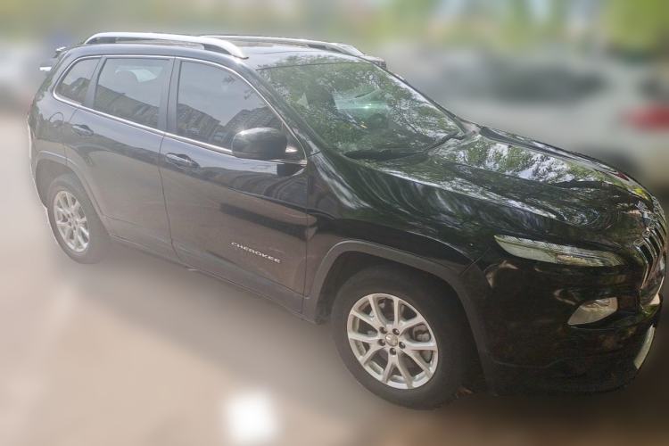 Used Jeep Cherokee 2017 2.0L Superior Edition Front Right 45 Deg