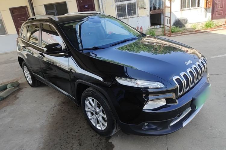 Used Jeep Cherokee 2017 2.0L Superior Edition Front Right 45 Deg
