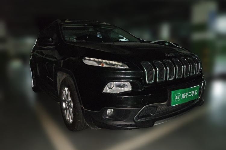 Used Jeep Cherokee 2017 2.0L Superior Edition Front Right 45 Deg