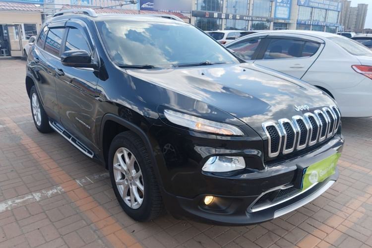 Used Jeep Cherokee 2017 2.0L Superior Edition Front Right 45 Deg