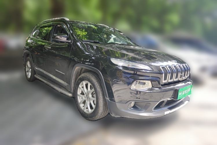 Used Jeep Cherokee 2017 2.0L Superior Edition Front Right 45 Deg