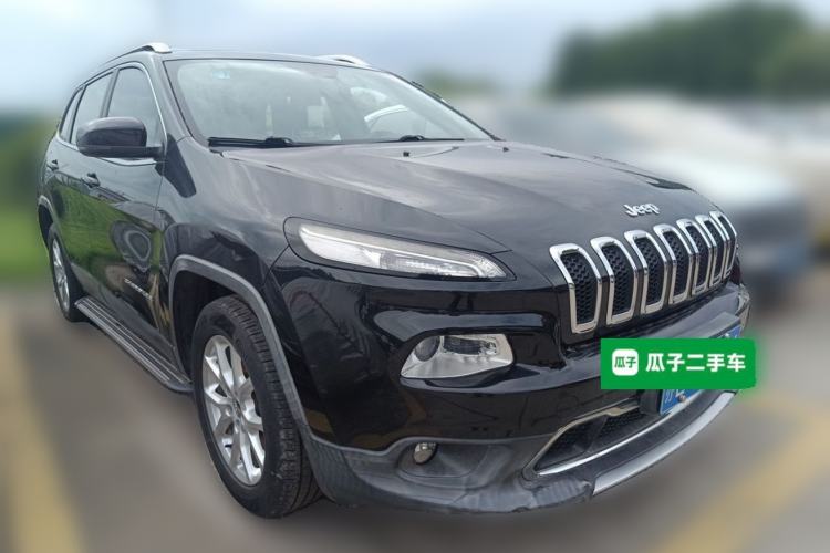 Used Jeep Cherokee 2017 2.0L Superior Edition Front Right 45 Deg