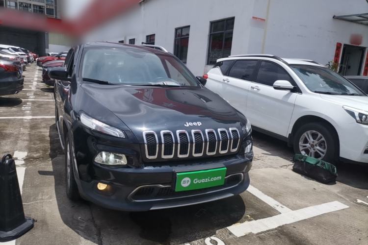 Used Jeep Cherokee 2017 2.0L Superior Edition Front Right 45 Deg