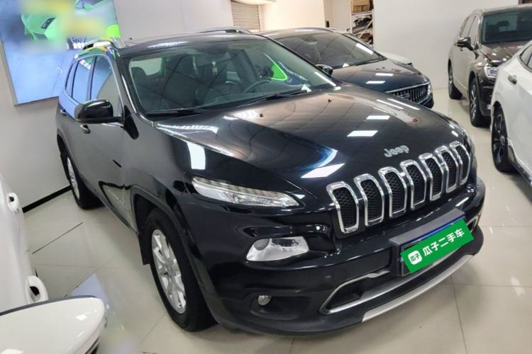 Used Jeep Cherokee 2017 2.0L Superior Edition Front Right 45 Deg