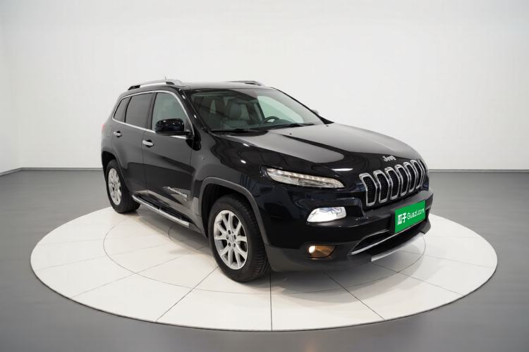 Used Jeep Cherokee 2017 2.0L Superior Edition Front Right 45 Deg