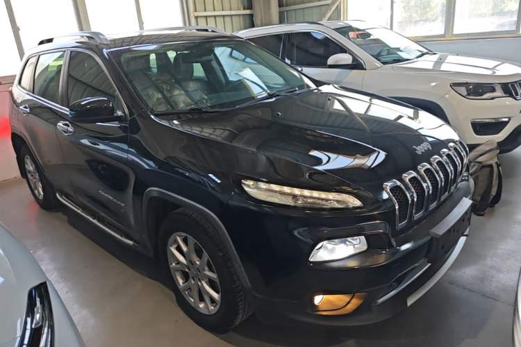 Used Jeep Cherokee 2017 2.0L Superior Edition Front Right 45 Deg
