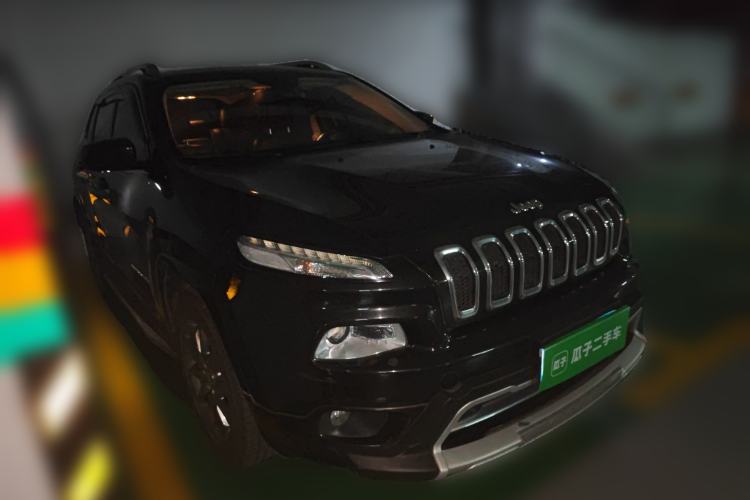 Used Jeep Cherokee 2017 2.4L Professional Edition Front Right 45 Deg