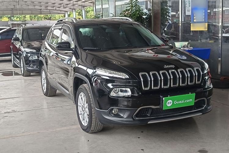 Used Jeep Cherokee 2017 2.0L Superior Edition Front Right 45 Deg