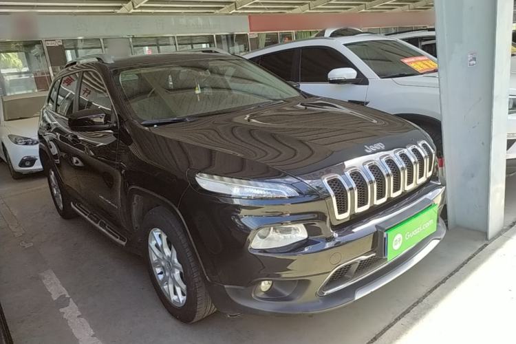 Used Jeep Cherokee 2017 2.0L Superior Edition Front Right 45 Deg