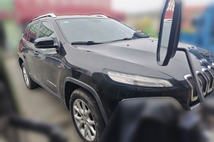 Used Jeep Cherokee 2017 2.0L Superior Edition Front Right 45 Deg