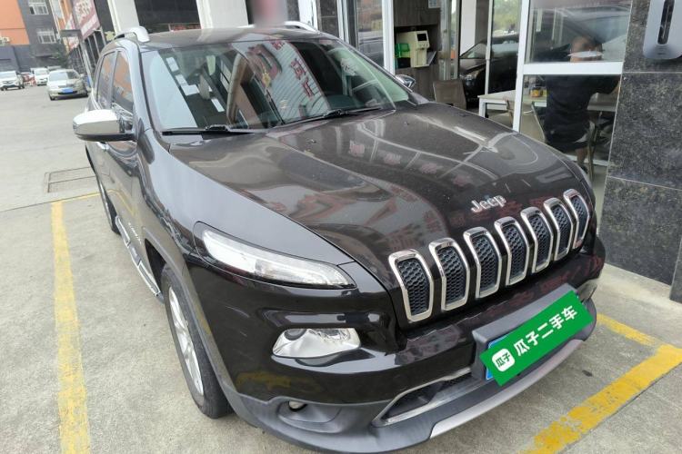 Used Jeep Cherokee 2017 2.0L Superior Edition Front Right 45 Deg