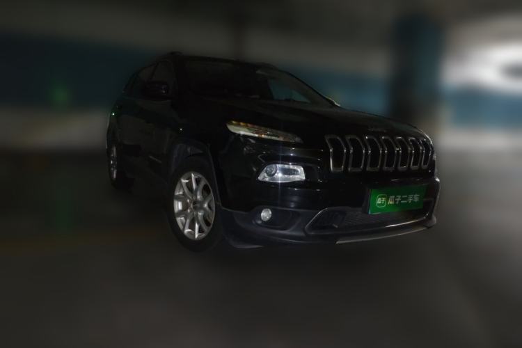 Used Jeep Cherokee 2017 2.0L Superior Edition Front Right 45 Deg