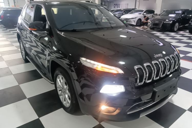 Used Jeep Cherokee 2017 2.0L Superior Edition Front Right 45 Deg