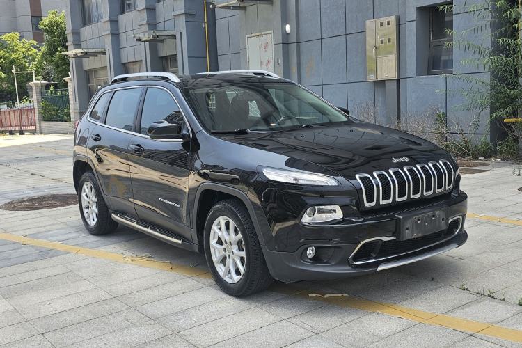 Used Jeep Cherokee 2017 2.0L Superior Edition Front Right 45 Deg