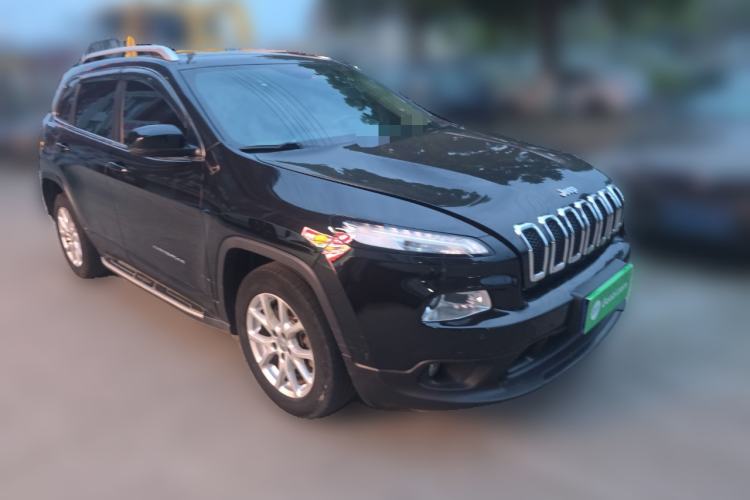 Used Jeep Cherokee 2017 2.0L Superior Edition Front Right 45 Deg