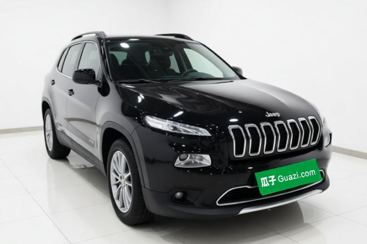 Used Jeep Cherokee 2017 2.0L Superior Edition Front Right 45 Deg