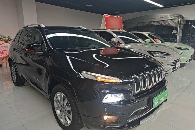 Used Jeep Cherokee 2017 2.4L Professional Edition Front Right 45 Deg