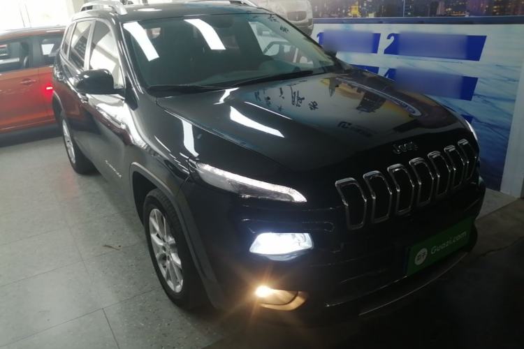 Used Jeep Cherokee 2017 2.0L Superior Edition Front Right 45 Deg