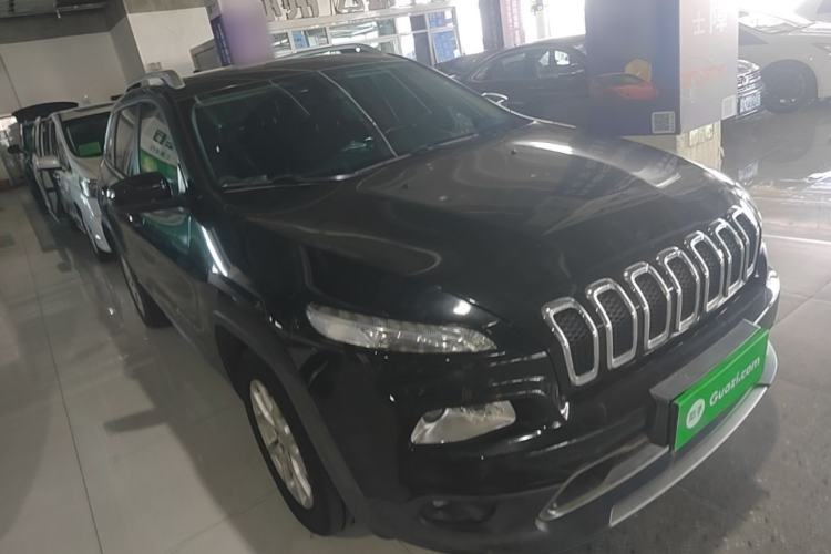 Used Jeep Cherokee 2017 2.0L Superior Edition Front Right 45 Deg