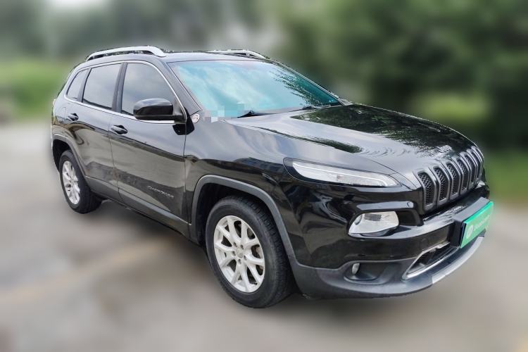 Used Jeep Cherokee 2017 2.0L Superior Edition Front Right 45 Deg