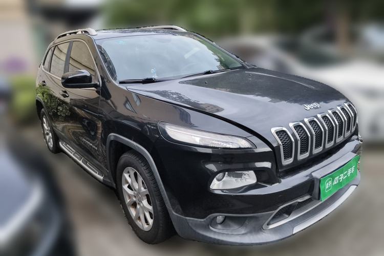 Used Jeep Cherokee 2017 2.0L Superior Edition Front Right 45 Deg