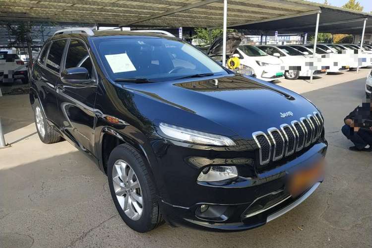 Used Jeep Cherokee 2017 2.4L Excellence Edition Front Right 45 Deg