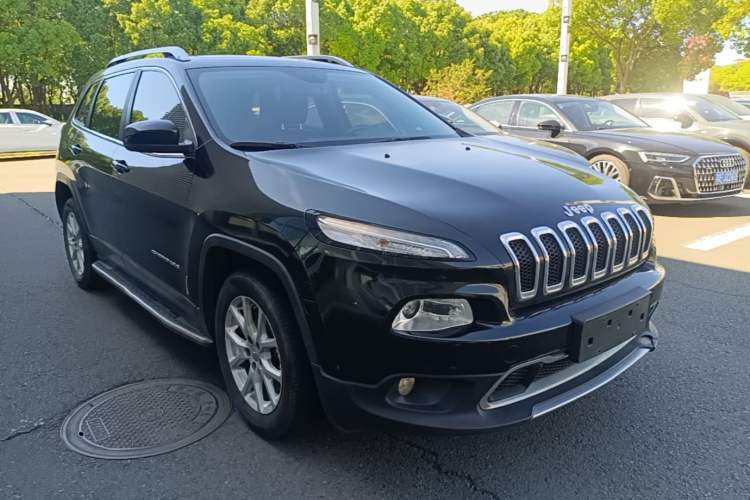 Used Jeep Cherokee 2017 2.0L Superior Edition Front Right 45 Deg