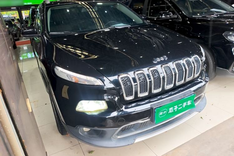 Used Jeep Cherokee 2017 2.0L Superior Edition Front Right 45 Deg