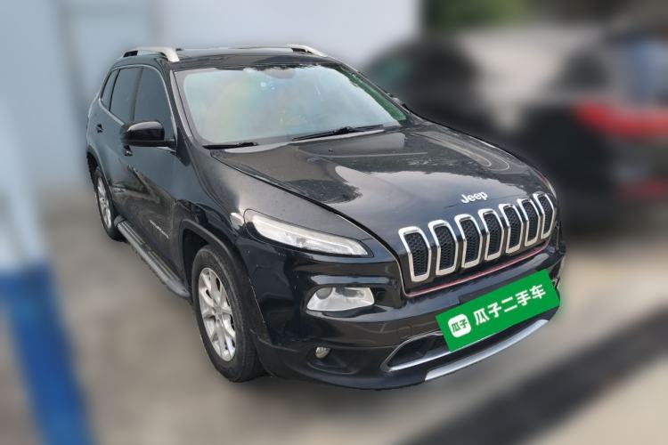 Used Jeep Cherokee 2017 2.0L Superior Edition Front Right 45 Deg