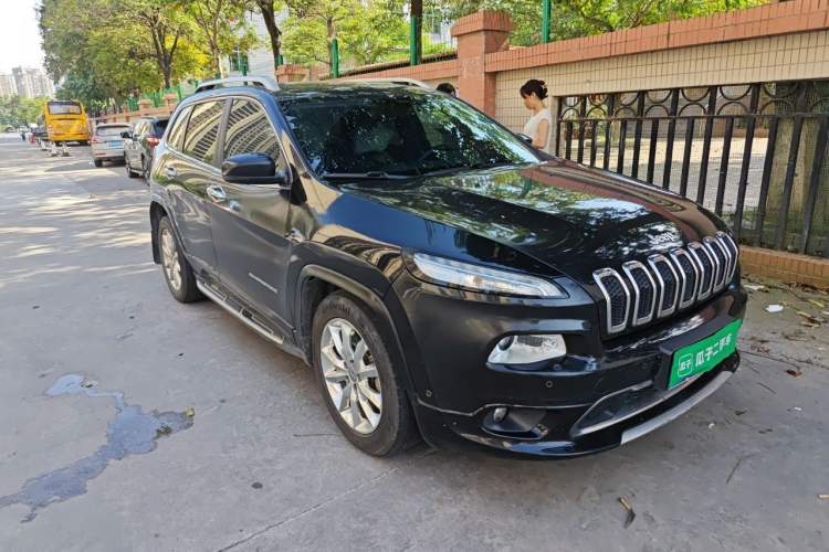 Used Jeep Cherokee 2017 2.4L Superior Edition Front Right 45 Deg