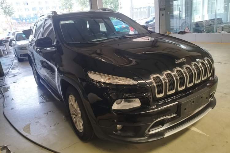 Used Jeep Cherokee 2017 2.0L Superior Edition Front Right 45 Deg